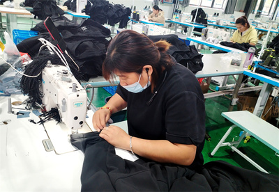 利辛縣永興鎮(zhèn)團(tuán)力富服飾公司工人正在縫制服裝。利辛縣永興鎮(zhèn)供圖